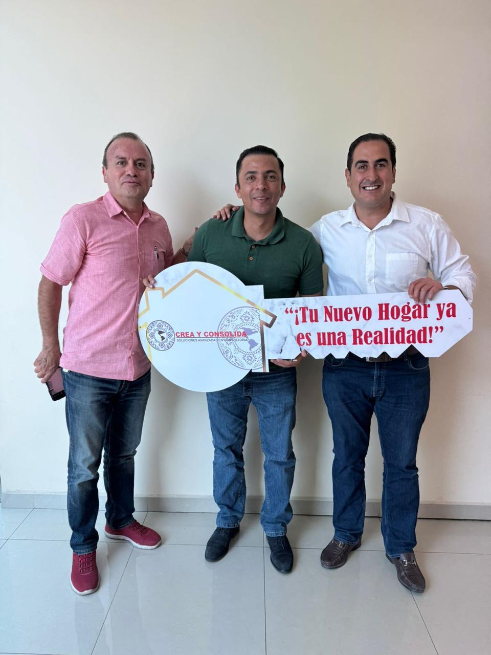 Cliente recibiendo las llaves de su casa junto al equipo de Crea y Consolida