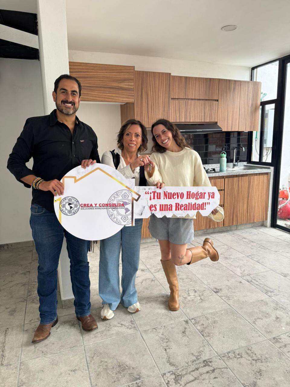 Dos clientas recibiendo las llaves de su casa