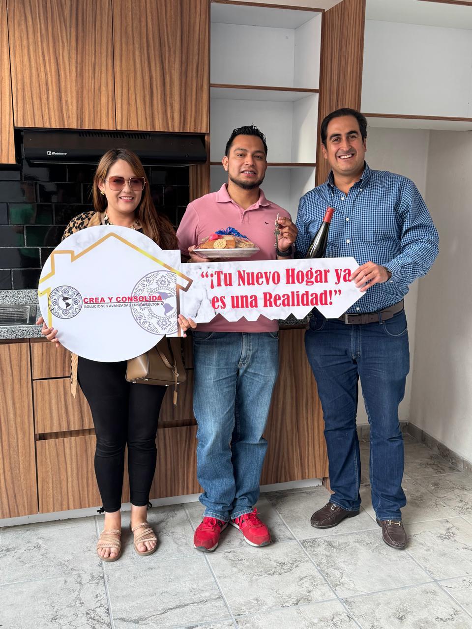 Entrega de llaves en la cocina de una casa remodelada